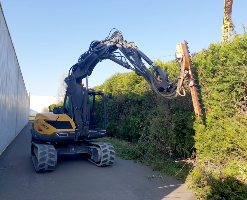 Mécalac équipé d'un sécateur carquefou nantes